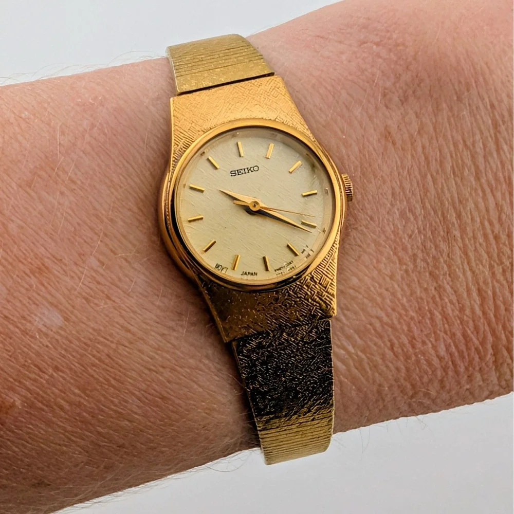 Vintage Seiko V401-1810 Gold Tone Textured Dial Dress Watch 20mm 6.25